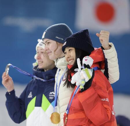 銅メダルをかけ、笑顔を見せる丸山希（撮影・吉澤敬太）