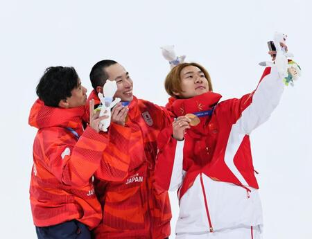 表彰台で記念撮影を楽しむ（左から）木俣椋真、木村葵来、蘇翊鳴