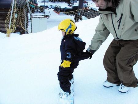 背中を支えられながら滑る三木（家族提供）
