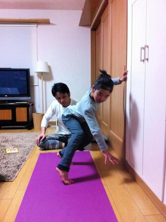 家で父・浩二さんと特訓する三木（家族提供）