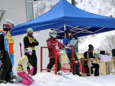 ゲートに立つ三木（中央）と、後ろで腕を組んで見守る父・浩二さん（家族提供）