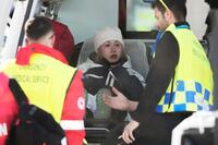 　公式練習中に転倒し、救急車に運ばれたフリースタイルスキー女子スロープスタイルの近藤心音（中央）＝５日