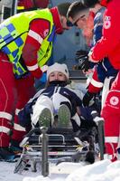 　公式練習中に転倒し、担架で運ばれる近藤心音＝５日