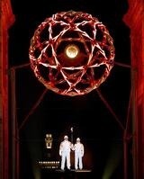 　「平和の門」でともされた聖火。左はアルベルト・トンバさん＝ミラノ（代表撮影）