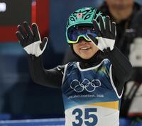 ジャンプを終え、笑顔の伊藤有希（撮影・吉澤敬太）