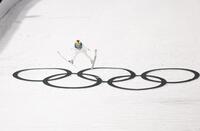 飛躍する丸山希（撮影・吉澤敬太）