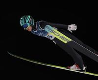 飛躍する伊藤有希（撮影・吉澤敬太）