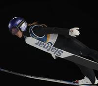 飛躍する高梨沙羅（撮影・吉澤敬太）