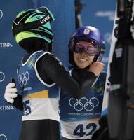 飛躍を終え、伊藤有希（左）と抱き合う高梨沙羅（撮影・吉澤敬太）