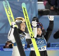 銅メダルになった丸山希（左）と高梨沙羅（撮影・吉澤敬太）