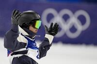 　男子ビッグエア決勝　１回目のジャンプで着地を決め喜ぶ木俣椋真（共同）