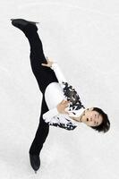 団体男子ＳＰ　演技する鍵山優真（共同）