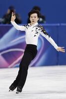 団体男子ＳＰ　演技する鍵山優真（共同）