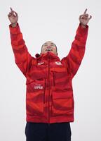 男子ビッグエアで金メダルを獲得し、表彰台で喜ぶ木村葵来（共同）