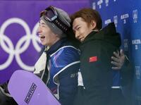 男子ビッグエアで金メダルを獲得し、中国の蘇翊鳴（右）から祝福を受ける木村葵来（共同）