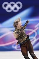 団体男子ＳＰ　演技するイリア・マリニン（共同）