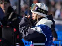 女子スロープスタイル予選を棄権し、引き揚げる近藤心音