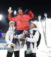 銅メダルを獲得し、笑顔を見せる丸山希＝プレダッツォ・ジャンプ競技場（撮影・吉澤敬太）