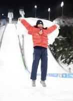 銅メダルを手に笑顔でジャンプする丸山希＝プレダッツォ・ジャンプ競技場（撮影・吉澤敬太）