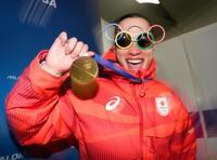 男子ビッグエアで金メダルを獲得し、おどける木村葵来（共同）