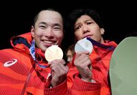 男子ビッグエアで金メダルを獲得した木村葵来（左）と銀メダルの木俣椋真＝リビーニョ（共同）