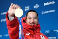 男子ビッグエアで金メダルを獲得し、笑顔で撮影に応じる木村葵来（共同）