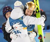 ２本目の記録を確認し、（左から）高梨沙羅、伊藤有希らと抱き合う丸山希（撮影・吉澤敬太）