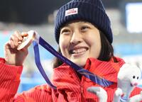 銅メダルを手に喜ぶ丸山希（撮影・吉澤敬太）
