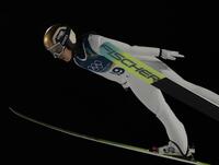 飛躍する丸山希（撮影・吉澤敬太）