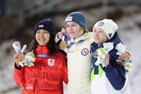 銅メダルをかけ、笑顔の丸山希（左）＝撮影・吉澤敬太