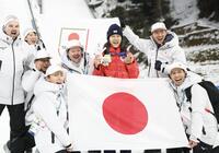 コーチ陣と一緒に銅メダル獲得を喜ぶ丸山希（中央）＝撮影・吉澤敬太