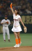 華麗に始球式を務めた安藤美姫はポーズをとって声援に応える＝２００５年４月