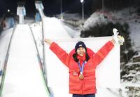 銅メダルに輝き喜ぶ丸山希（撮影・吉澤敬太）