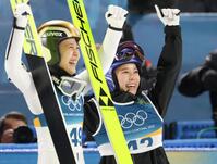 ２本目の丸山希（左）の得点を見て、自分の事のように喜ぶ高梨沙羅（撮影・吉澤敬太）