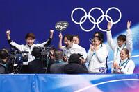 団体男子ＳＰの得点を確認し、雄たけびを上げる鍵山優真（前列左から２人目）と喜ぶ坂本花織（同３人目）ら日本チーム（共同）