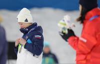 涙ながらに銀メダルをかけるスロベニアのニカ・プレブツ。手前は銅メダルの丸山（撮影・吉澤敬太）