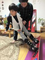 室内で父・浩二さんと特訓する三木（家族提供）