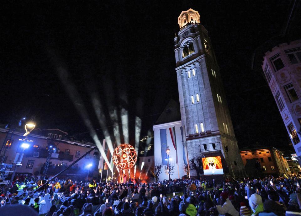 　聖火がともされたコルティナダンペッツォの市街地（代表撮影）
