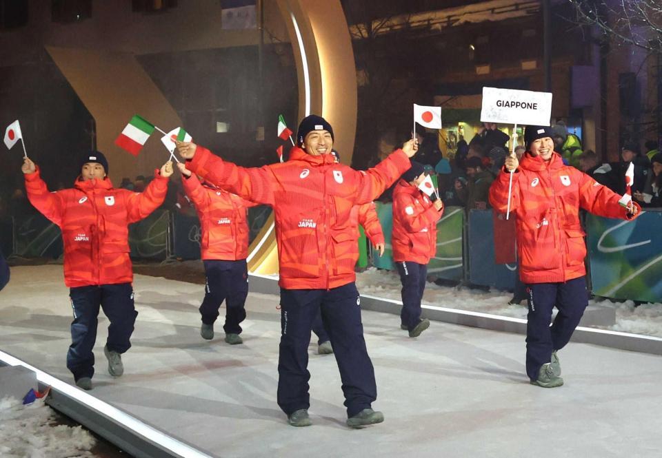 　開会式で行進する日本の選手団＝コルティナダンペッツォ（代表撮影）