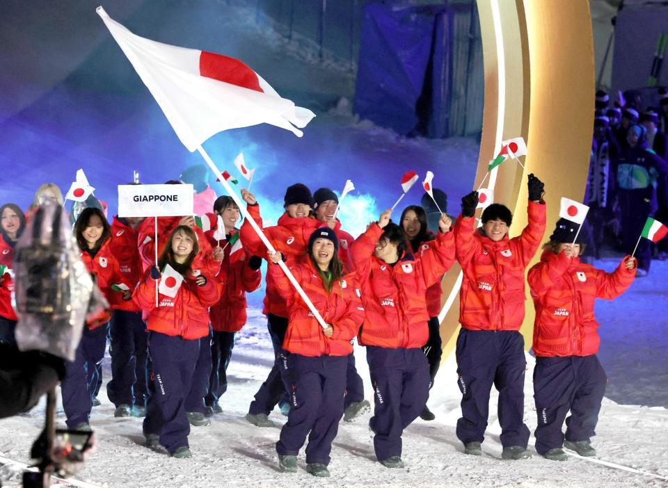 　旗手の冨田せな（中央）を先頭に入場行進する＝リビーニョ（代表撮影）