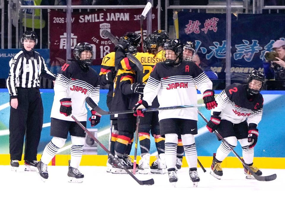 　第１ピリオド、３点目のゴールを奪われ肩を落とす（手前左から）野呂莉、細山田、小池（共同）