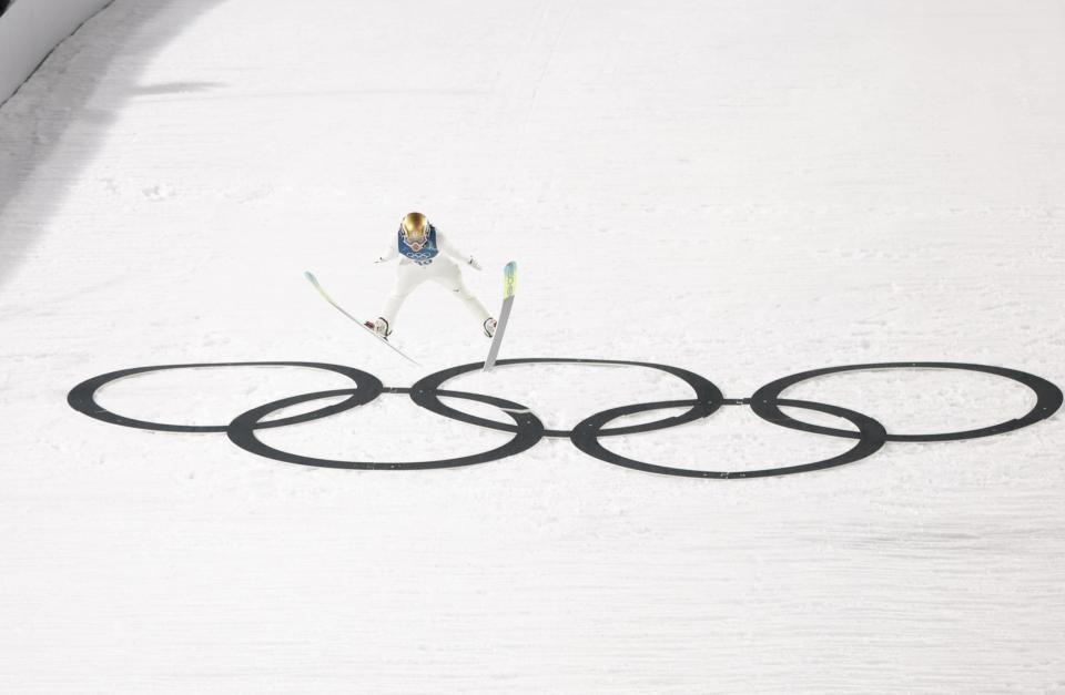 飛躍する丸山希（撮影・吉澤敬太）