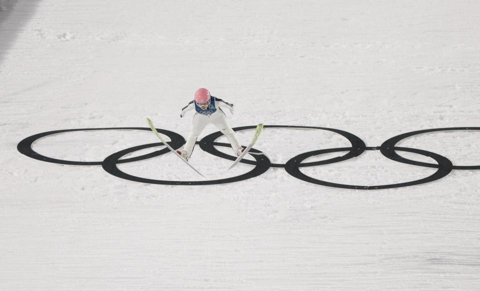 飛躍する勢藤優花（撮影・吉澤敬太）