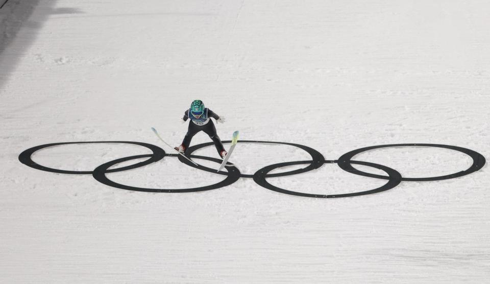 飛躍する伊藤有希（撮影・吉澤敬太）