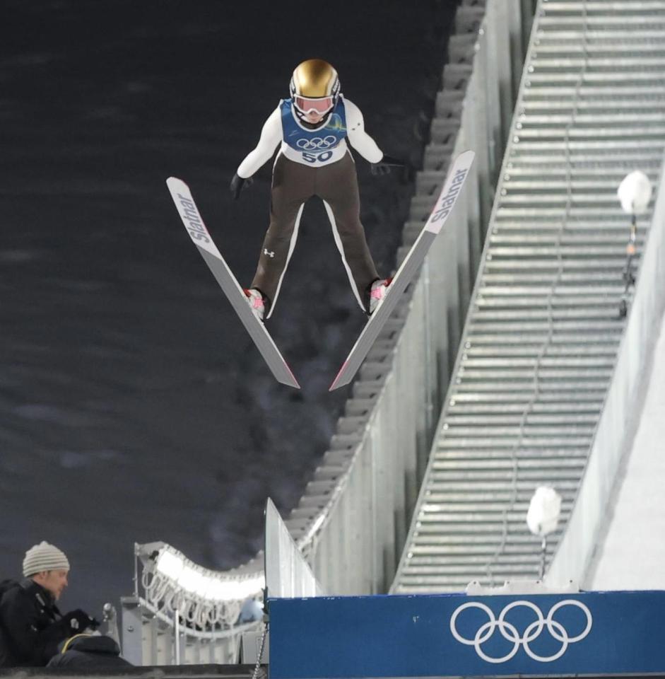 飛躍するスロベニアのニカ・プレブツ（撮影・吉澤敬太）