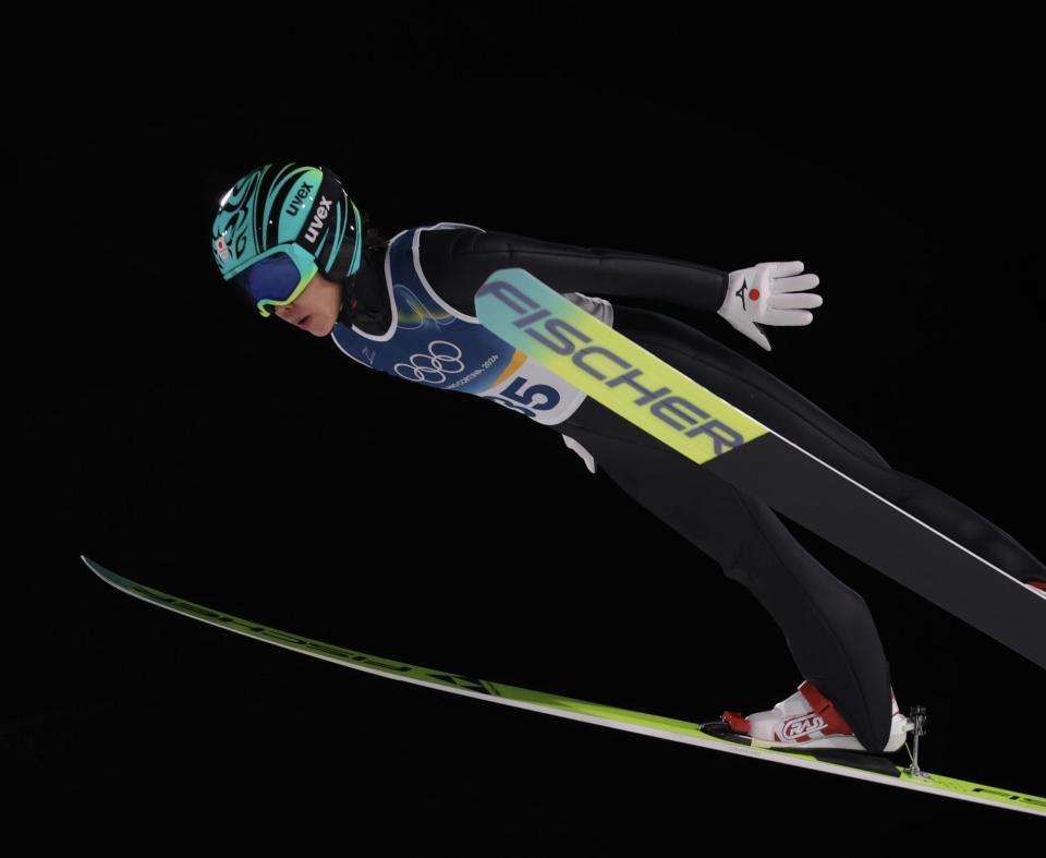 飛躍する伊藤有希（撮影・吉澤敬太）