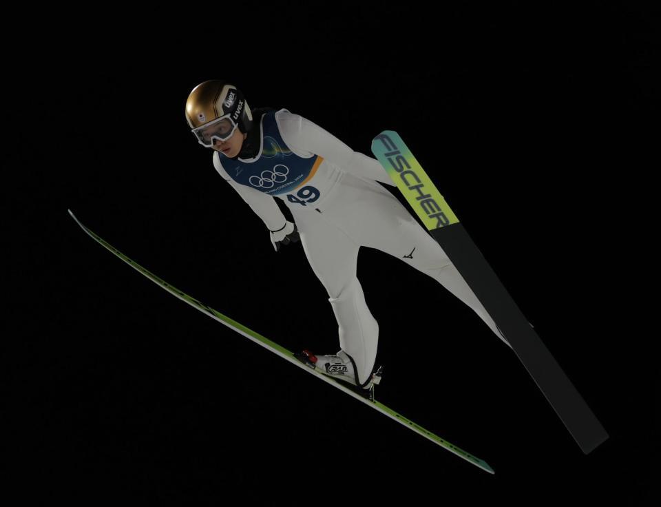 飛躍する丸山希（撮影・吉澤敬太）