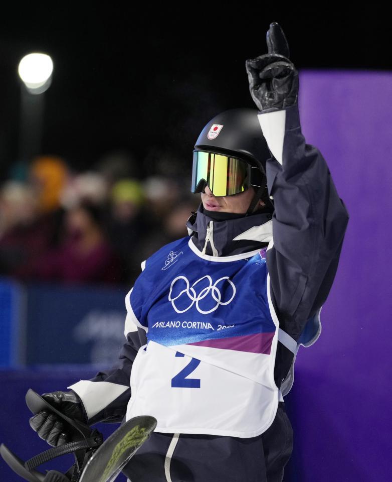 　男子ビッグエア決勝　１回目を終え、指を立てる木俣椋真（共同）