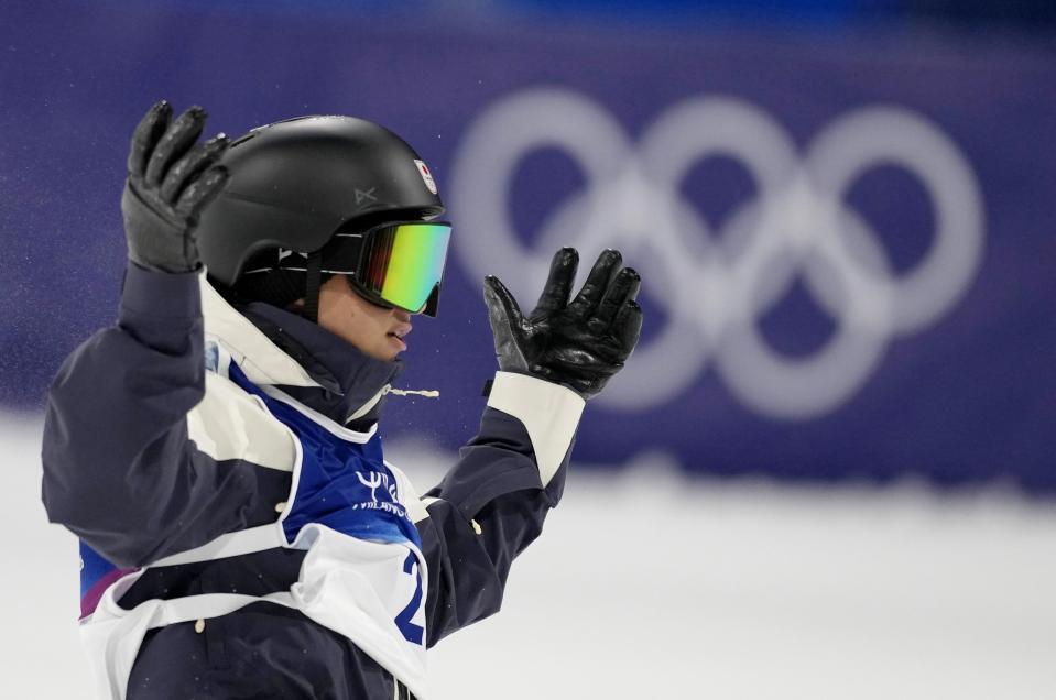 　男子ビッグエア決勝　１回目のジャンプで着地を決め喜ぶ木俣椋真（共同）