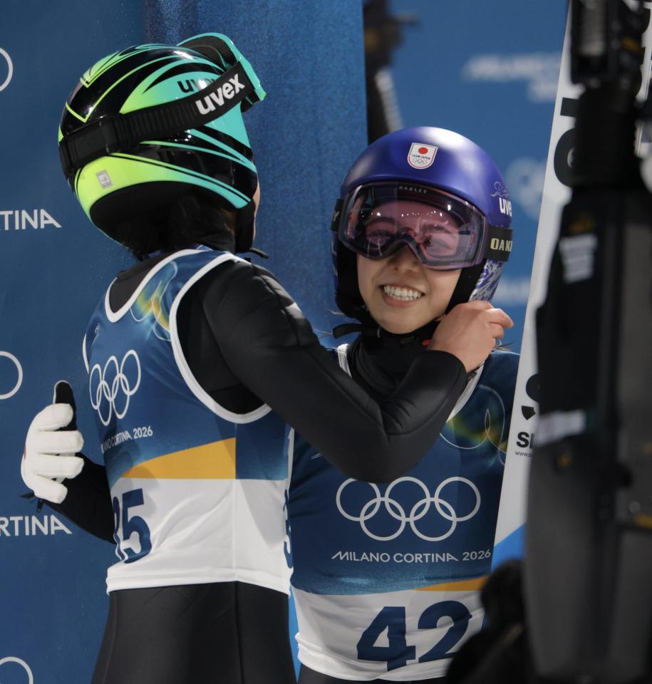 飛躍を終え、伊藤有希（左）と抱き合う高梨沙羅（撮影・吉澤敬太）